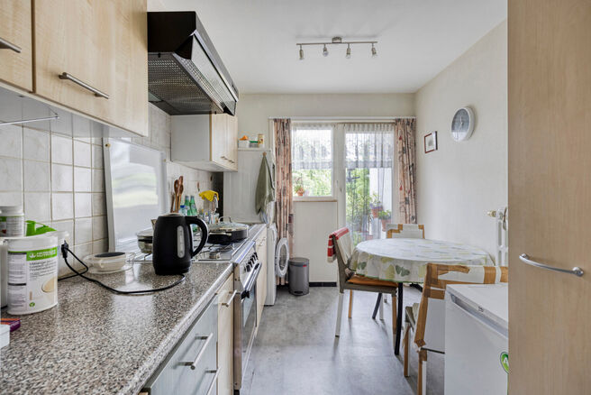This two-bedroom apartment with garage and garden is located on the first floor of a small-scale co-ownership (6 apartments) in the center of Zaventem.

LAYOUT:
Upon entering the apartment, you are welcomed into the entrance hall, which leads to the spaci