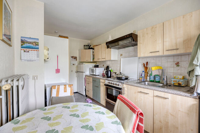 This two-bedroom apartment with garage and garden is located on the first floor of a small-scale co-ownership (6 apartments) in the center of Zaventem.

LAYOUT:
Upon entering the apartment, you are welcomed into the entrance hall, which leads to the spaci
