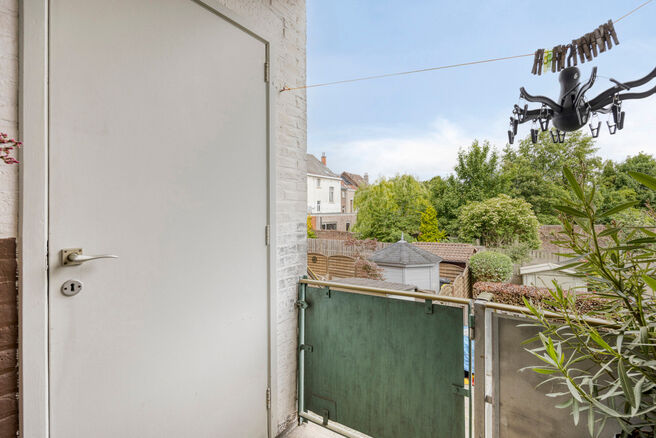 This two-bedroom apartment with garage and garden is located on the first floor of a small-scale co-ownership (6 apartments) in the center of Zaventem.

LAYOUT:
Upon entering the apartment, you are welcomed into the entrance hall, which leads to the spaci