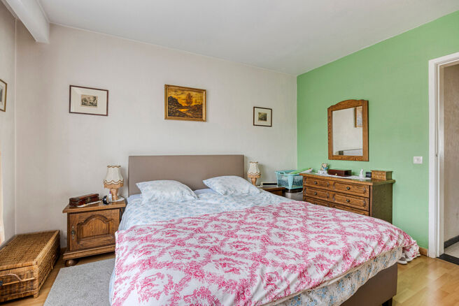 This two-bedroom apartment with garage and garden is located on the first floor of a small-scale co-ownership (6 apartments) in the center of Zaventem.

LAYOUT:
Upon entering the apartment, you are welcomed into the entrance hall, which leads to the spaci