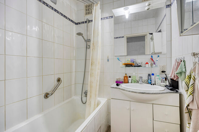 This two-bedroom apartment with garage and garden is located on the first floor of a small-scale co-ownership (6 apartments) in the center of Zaventem.

LAYOUT:
Upon entering the apartment, you are welcomed into the entrance hall, which leads to the spaci
