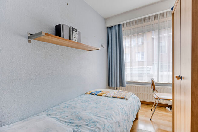 This two-bedroom apartment with garage and garden is located on the first floor of a small-scale co-ownership (6 apartments) in the center of Zaventem.

LAYOUT:
Upon entering the apartment, you are welcomed into the entrance hall, which leads to the spaci
