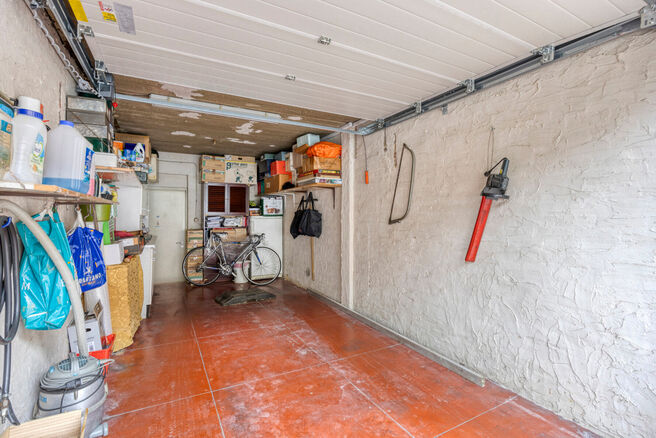 This two-bedroom apartment with garage and garden is located on the first floor of a small-scale co-ownership (6 apartments) in the center of Zaventem.

LAYOUT:
Upon entering the apartment, you are welcomed into the entrance hall, which leads to the spaci