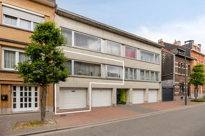 This two-bedroom apartment with garage and garden is located on the first floor of a small-scale co-ownership (6 apartments) in the center of Zaventem.

LAYOUT:
Upon entering the apartment, you are welcomed into the entrance hall, which leads to the spaci