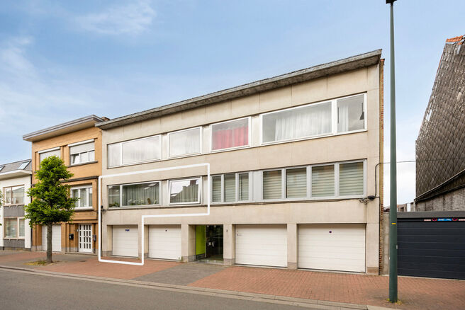 This two-bedroom apartment with garage and garden is located on the first floor of a small-scale co-ownership (6 apartments) in the center of Zaventem.

LAYOUT:
Upon entering the apartment, you are welcomed into the entrance hall, which leads to the spaci