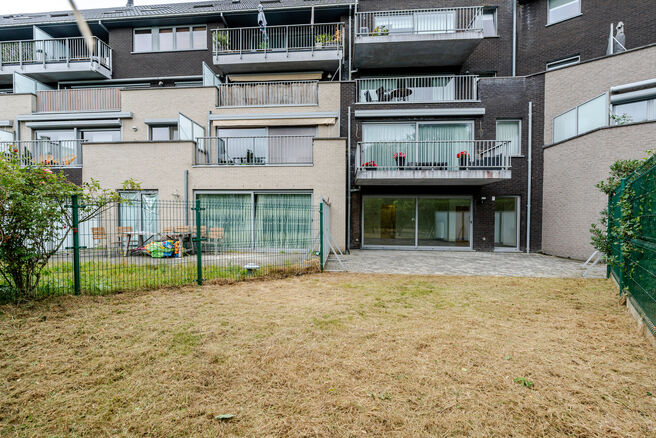 Dit gelijkvloers appartement met twee slaapkamers is gelegen in een rustige, landelijke omgeving vlakbij de Vlaamse grens, in een goed onderhouden mede-eigendom.
Hoewel er momenteel nog geen keuken of badkamer aanwezig is, biedt dit pand veel potentieel. 