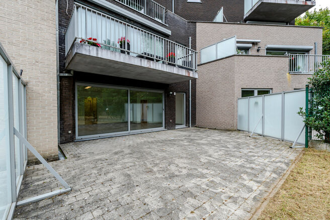 Dit gelijkvloers appartement met twee slaapkamers is gelegen in een rustige, landelijke omgeving vlakbij de Vlaamse grens, in een goed onderhouden mede-eigendom.
Hoewel er momenteel nog geen keuken of badkamer aanwezig is, biedt dit pand veel potentieel. 