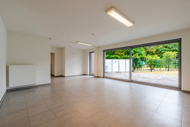 Dit gelijkvloers appartement met twee slaapkamers is gelegen in een rustige, landelijke omgeving vlakbij de Vlaamse grens, in een goed onderhouden mede-eigendom.
Hoewel er momenteel nog geen keuken of badkamer aanwezig is, biedt dit pand veel potentieel. 