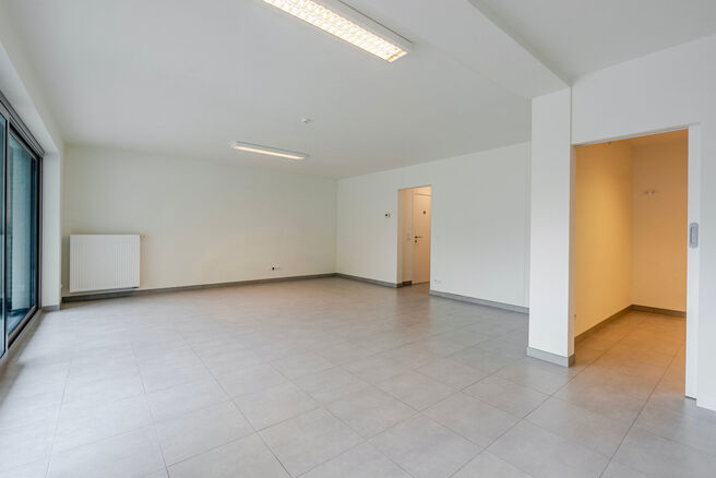 Dit gelijkvloers appartement met twee slaapkamers is gelegen in een rustige, landelijke omgeving vlakbij de Vlaamse grens, in een goed onderhouden mede-eigendom.
Hoewel er momenteel nog geen keuken of badkamer aanwezig is, biedt dit pand veel potentieel. 