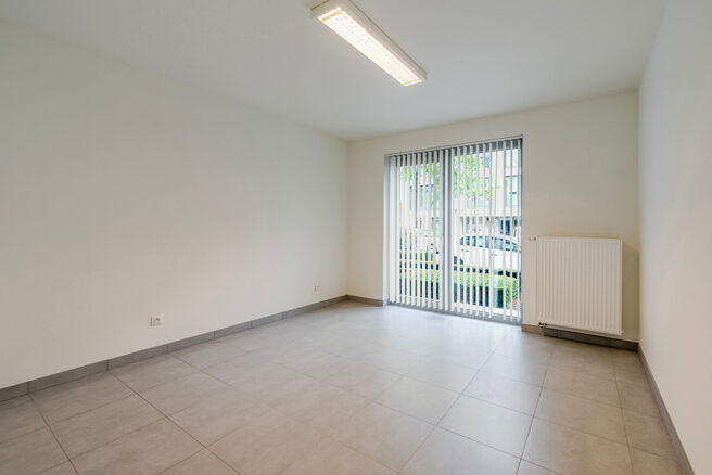 Dit gelijkvloers appartement met twee slaapkamers is gelegen in een rustige, landelijke omgeving vlakbij de Vlaamse grens, in een goed onderhouden mede-eigendom.
Hoewel er momenteel nog geen keuken of badkamer aanwezig is, biedt dit pand veel potentieel. 