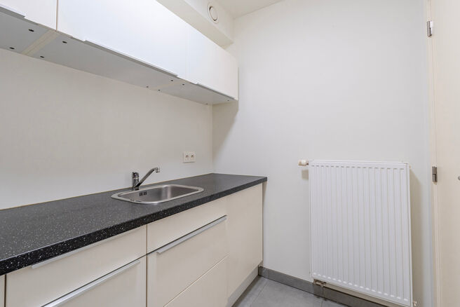Dit gelijkvloers appartement met twee slaapkamers is gelegen in een rustige, landelijke omgeving vlakbij de Vlaamse grens, in een goed onderhouden mede-eigendom.
Hoewel er momenteel nog geen keuken of badkamer aanwezig is, biedt dit pand veel potentieel. 