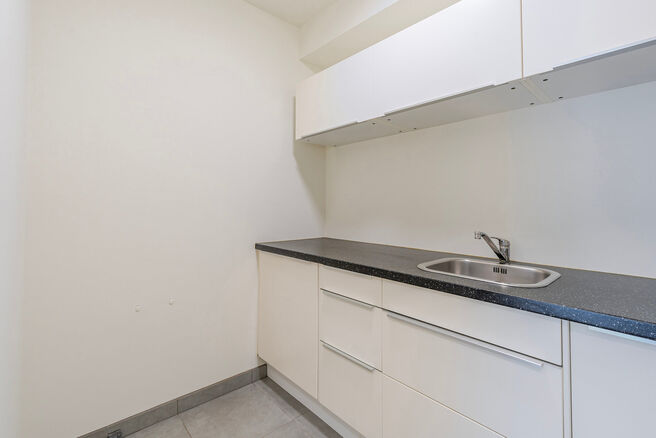 Dit gelijkvloers appartement met twee slaapkamers is gelegen in een rustige, landelijke omgeving vlakbij de Vlaamse grens, in een goed onderhouden mede-eigendom.
Hoewel er momenteel nog geen keuken of badkamer aanwezig is, biedt dit pand veel potentieel. 