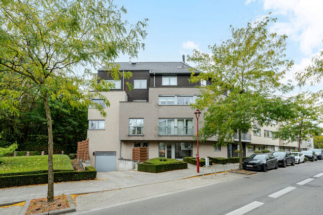 Dit gelijkvloers appartement met twee slaapkamers is gelegen in een rustige, landelijke omgeving vlakbij de Vlaamse grens, in een goed onderhouden mede-eigendom.
Hoewel er momenteel nog geen keuken of badkamer aanwezig is, biedt dit pand veel potentieel. 