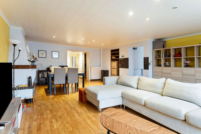 Dit instapklare gelijkvloerse appartement biedt een comfortabele woonervaring met twee slaapkamers, een inpandige garage en een ruime tuin. Het is gelegen in een rustige eenrichtingsstraat in een residentiële wijk van Vilvoorde. Het appartement maakt dee