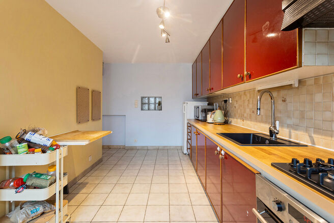 Dit instapklare gelijkvloerse appartement biedt een comfortabele woonervaring met twee slaapkamers, een inpandige garage en een ruime tuin. Het is gelegen in een rustige eenrichtingsstraat in een residentiële wijk van Vilvoorde. Het appartement maakt dee