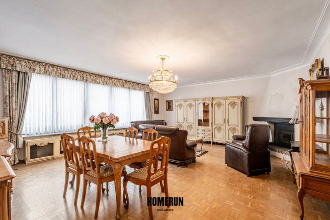 This ground-floor apartment offers 3 bedrooms, a conservatory, a private cellar and a private parking space.

LAYOUT
The central entrance hall provides access to all rooms of the apartment.
The well-maintained parquet flooring extends throughout the entir
