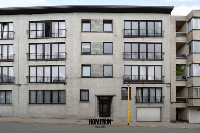 This ground-floor apartment offers 3 bedrooms, a conservatory, a private cellar and a private parking space.

LAYOUT
The central entrance hall provides access to all rooms of the apartment.
The well-maintained parquet flooring extends throughout the entir