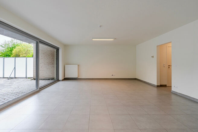 This ground-floor apartment with two bedrooms is located in a peaceful, rural setting close to the Flemish border, within a well-maintained co-ownership.
Although it does not yet have a kitchen or bathroom, the property offers great potential. With all co