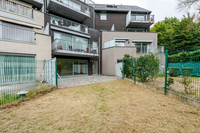 This ground-floor apartment with two bedrooms is located in a peaceful, rural setting close to the Flemish border, within a well-maintained co-ownership.
Although it does not yet have a kitchen or bathroom, the property offers great potential. With all co