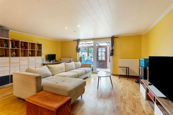 This move-in ready ground floor apartment offers a comfortable living experience with two bedrooms, an indoor garage,
and a spacious garden. It is located in a quiet one-way street in a residential area of Vilvoorde.
The apartment is part of a small co-ow