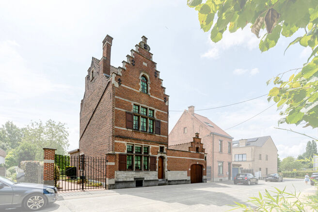 This characterful townhouse in Flemish neo-traditional style, with its stately stepped gable and authentic features, is set on a generous plot of 860 m² in the rural village of Beigem (Grimbergen).

On the ground floor, the entrance hall leads to the liv