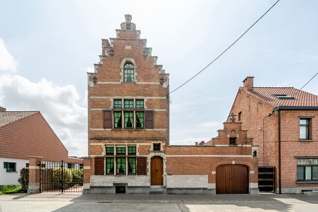 This characterful townhouse in Flemish neo-traditional style, with its stately stepped gable and authentic features, is set on a generous plot of 860 m² in the rural village of Beigem (Grimbergen).

On the ground floor, the entrance hall leads to the liv