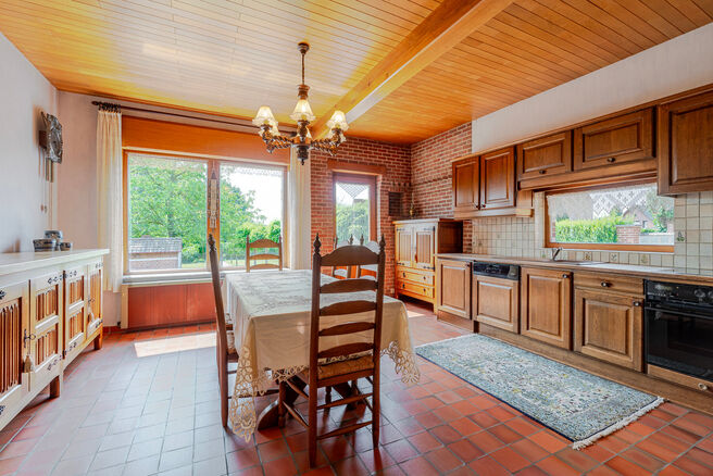 This characterful townhouse in Flemish neo-traditional style, with its stately stepped gable and authentic features, is set on a generous plot of 860 m² in the rural village of Beigem (Grimbergen).

On the ground floor, the entrance hall leads to the liv