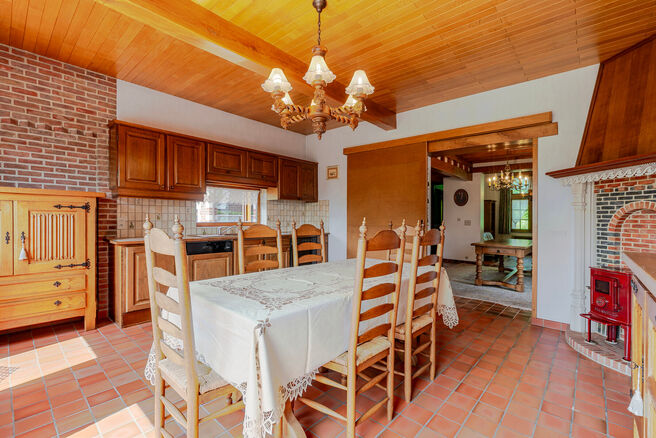 This characterful townhouse in Flemish neo-traditional style, with its stately stepped gable and authentic features, is set on a generous plot of 860 m² in the rural village of Beigem (Grimbergen).

On the ground floor, the entrance hall leads to the liv