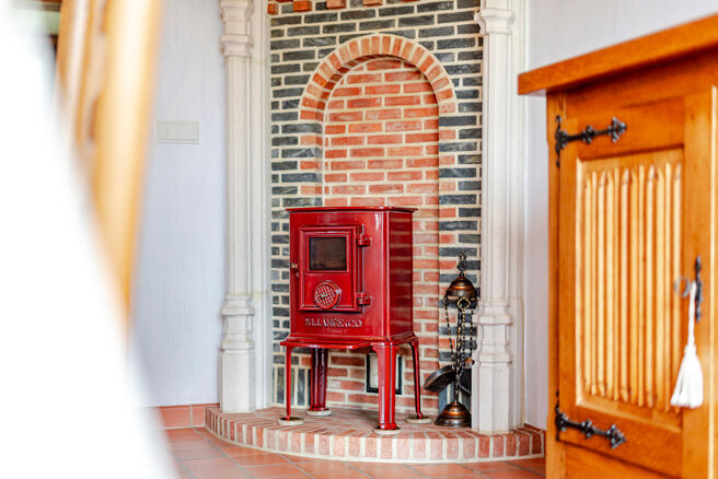 This characterful townhouse in Flemish neo-traditional style, with its stately stepped gable and authentic features, is set on a generous plot of 860 m² in the rural village of Beigem (Grimbergen).

On the ground floor, the entrance hall leads to the liv