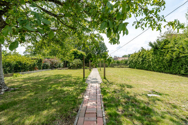 This characterful townhouse in Flemish neo-traditional style, with its stately stepped gable and authentic features, is set on a generous plot of 860 m² in the rural village of Beigem (Grimbergen).

On the ground floor, the entrance hall leads to the liv