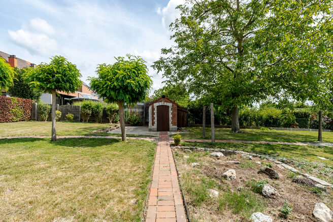 This characterful townhouse in Flemish neo-traditional style, with its stately stepped gable and authentic features, is set on a generous plot of 860 m² in the rural village of Beigem (Grimbergen).

On the ground floor, the entrance hall leads to the liv