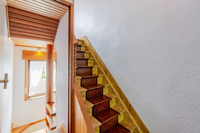 This characterful townhouse in Flemish neo-traditional style, with its stately stepped gable and authentic features, is set on a generous plot of 860 m² in the rural village of Beigem (Grimbergen).

On the ground floor, the entrance hall leads to the liv