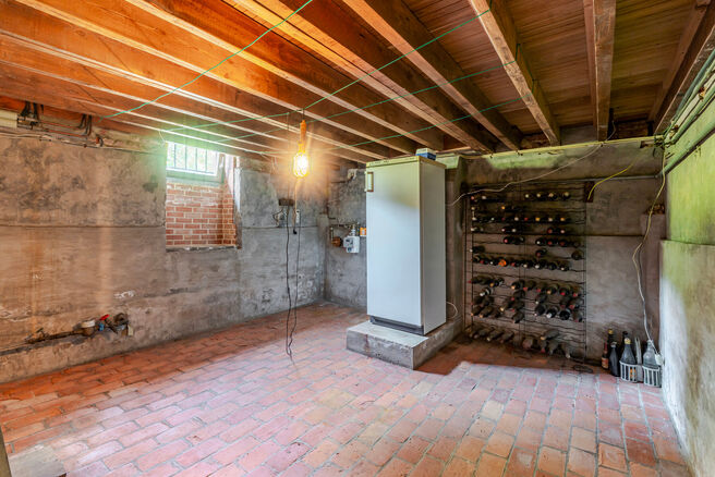 This characterful townhouse in Flemish neo-traditional style, with its stately stepped gable and authentic features, is set on a generous plot of 860 m² in the rural village of Beigem (Grimbergen).

On the ground floor, the entrance hall leads to the liv