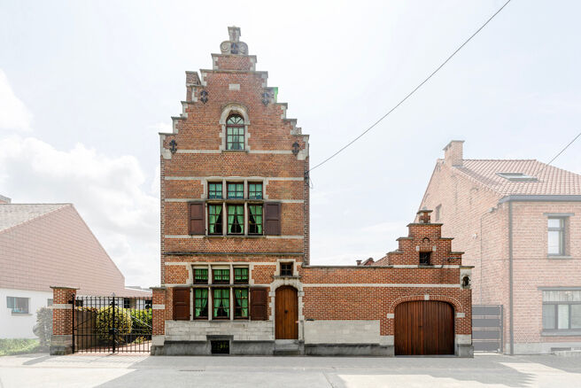 This characterful townhouse in Flemish neo-traditional style, with its stately stepped gable and authentic features, is set on a generous plot of 860 m² in the rural village of Beigem (Grimbergen).

On the ground floor, the entrance hall leads to the liv