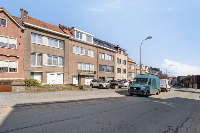 This spacious family home with garage and garden is located in a quiet, green neighbourhood with easy access to Brussels and the Ring.
Ideal for those looking for peace and quiet, while still living close to the city.

The house offers 3 bedrooms (17m² -