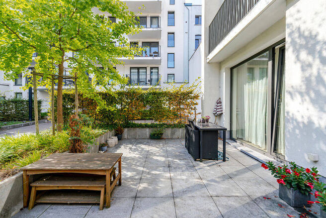 This recent two-bedroom family home with a pleasant terrace/garden is quietly located at the rear of a residential building, right in the center of Brussels. The property is part of a well-maintained co-ownership and includes an underground parking space 