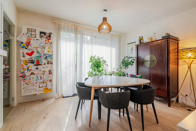 This recent two-bedroom family home with a pleasant terrace/garden is quietly located at the rear of a residential building, right in the center of Brussels. The property is part of a well-maintained co-ownership and includes an underground parking space 