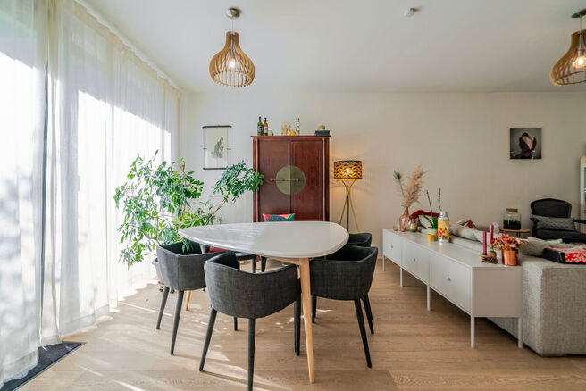 This recent two-bedroom family home with a pleasant terrace/garden is quietly located at the rear of a residential building, right in the center of Brussels. The property is part of a well-maintained co-ownership and includes an underground parking space 