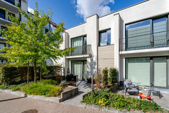 This recent two-bedroom family home with a pleasant terrace/garden is quietly located at the rear of a residential building, right in the center of Brussels. The property is part of a well-maintained co-ownership and includes an underground parking space 