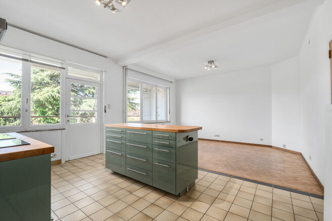 Two-family property consisting of one apartment and one duplex apartment, with garage, garden and terraces.
The building comprises a total of 8 bedrooms and 3 bathrooms.

LAYOUT:
The first floor features a one-bedroom apartment with a 9 m&sup2; terrace. The d
