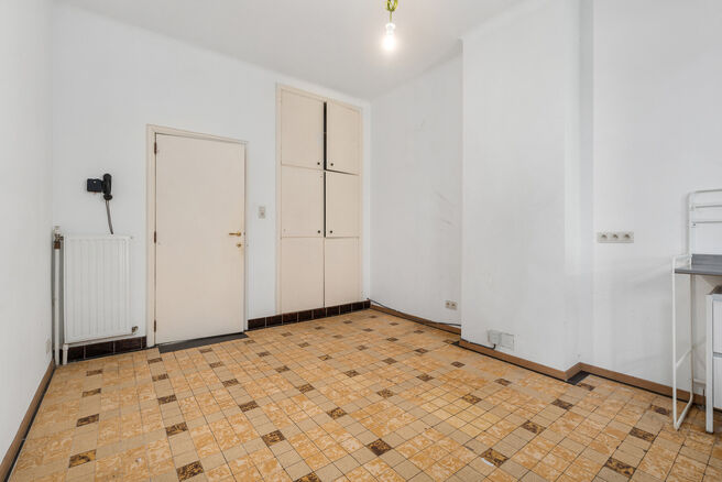Two-family property consisting of one apartment and one duplex apartment, with garage, garden and terraces.
The building comprises a total of 8 bedrooms and 3 bathrooms.

LAYOUT:
The first floor features a one-bedroom apartment with a 9 m&sup2; terrace. The d