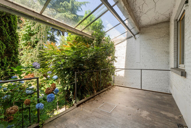 Two-family property consisting of one apartment and one duplex apartment, with garage, garden and terraces.
The building comprises a total of 8 bedrooms and 3 bathrooms.

LAYOUT:
The first floor features a one-bedroom apartment with a 9 m&sup2; terrace. The d