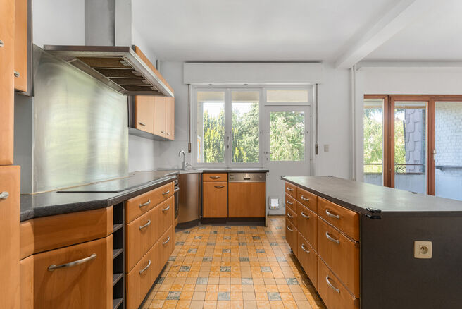 Two-family property consisting of one apartment and one duplex apartment, with garage, garden and terraces.
The building comprises a total of 8 bedrooms and 3 bathrooms.

LAYOUT:
The first floor features a one-bedroom apartment with a 9 m&sup2; terrace. The d