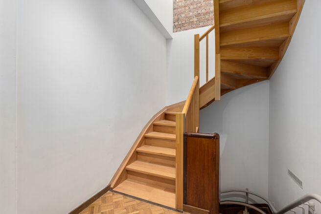Two-family property consisting of one apartment and one duplex apartment, with garage, garden and terraces.
The building comprises a total of 8 bedrooms and 3 bathrooms.

LAYOUT:
The first floor features a one-bedroom apartment with a 9 m&sup2; terrace. The d