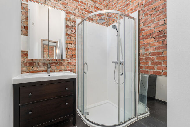 Two-family property consisting of one apartment and one duplex apartment, with garage, garden and terraces.
The building comprises a total of 8 bedrooms and 3 bathrooms.

LAYOUT:
The first floor features a one-bedroom apartment with a 9 m&sup2; terrace. The d