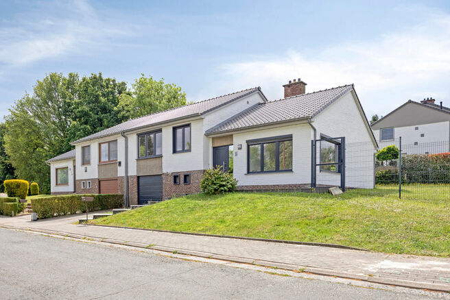 This fully renovated home is located in the sought-after, green and low-traffic Abtsdal neighbourhood, within walking distance of the Grimbergen town centre.
The area is known for its child-friendly character, proximity to schools, shops, recreational fac