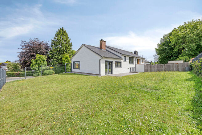 This fully renovated home is located in the sought-after, green and low-traffic Abtsdal neighbourhood, within walking distance of the Grimbergen town centre.
The area is known for its child-friendly character, proximity to schools, shops, recreational fac