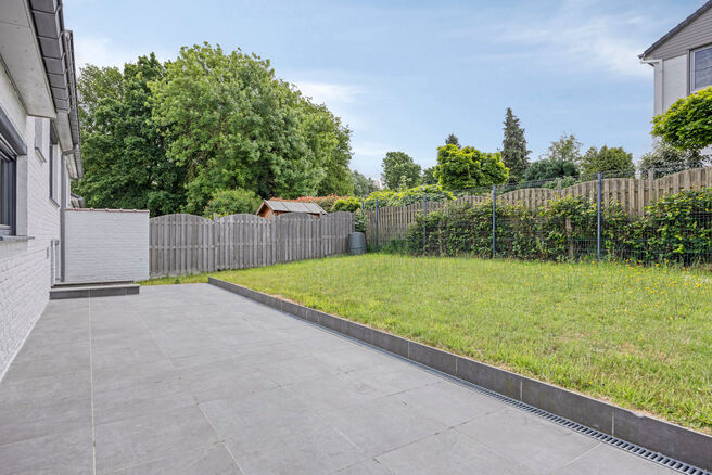 This fully renovated home is located in the sought-after, green and low-traffic Abtsdal neighbourhood, within walking distance of the Grimbergen town centre.
The area is known for its child-friendly character, proximity to schools, shops, recreational fac