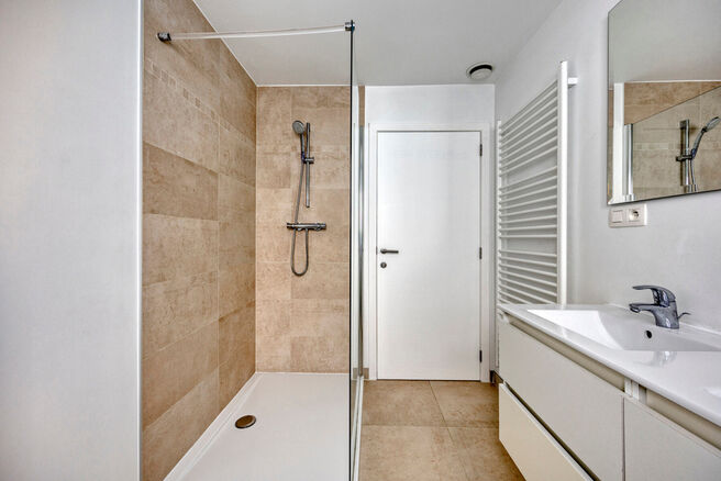 This fully renovated home is located in the sought-after, green and low-traffic Abtsdal neighbourhood, within walking distance of the Grimbergen town centre.
The area is known for its child-friendly character, proximity to schools, shops, recreational fac