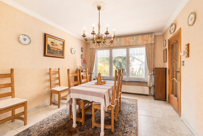 This spacious family home with 5 bedrooms and 2 bathrooms is located in a sought-after residential area in Grimbergen, in a quiet cul-de-sac. The property offers a practical layout, generous volumes and a large garage with basement space, ideal as a hobby
